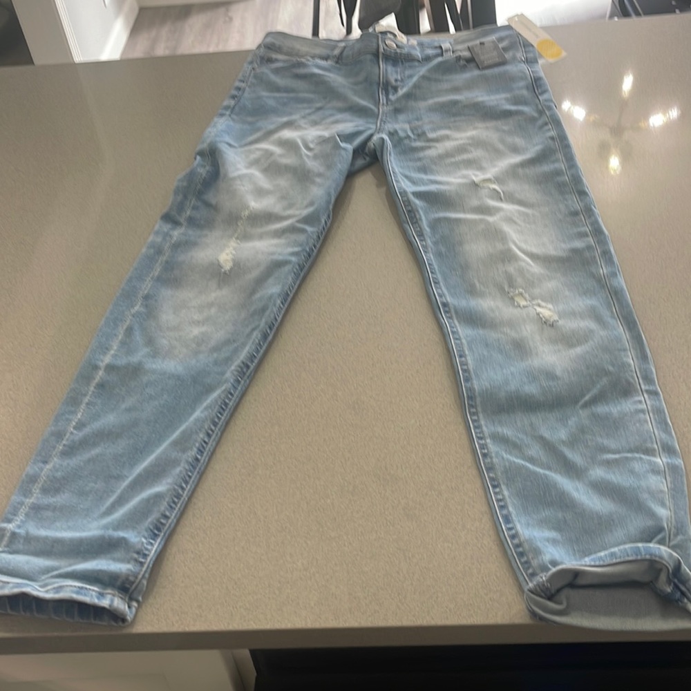 Distressed ankle skinny Jean